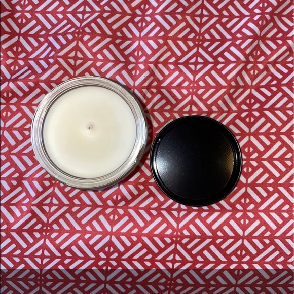 Fresh Spring Morning White Barn candle - Picture 2 of 2